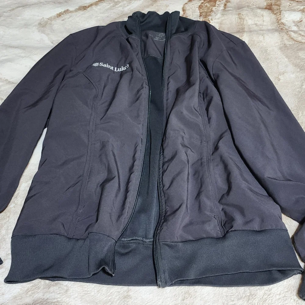 LOT OF 5 WOMEN’S SCRUB JACKETS ST. LUKE’S HOSPITAL EMBROIDERED LOGO SIZE M & L - Picture 11 of 12